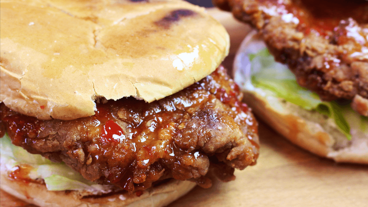 SWEET CHILLI CHICKEN BURGER *COOK WITH FAIZA*
